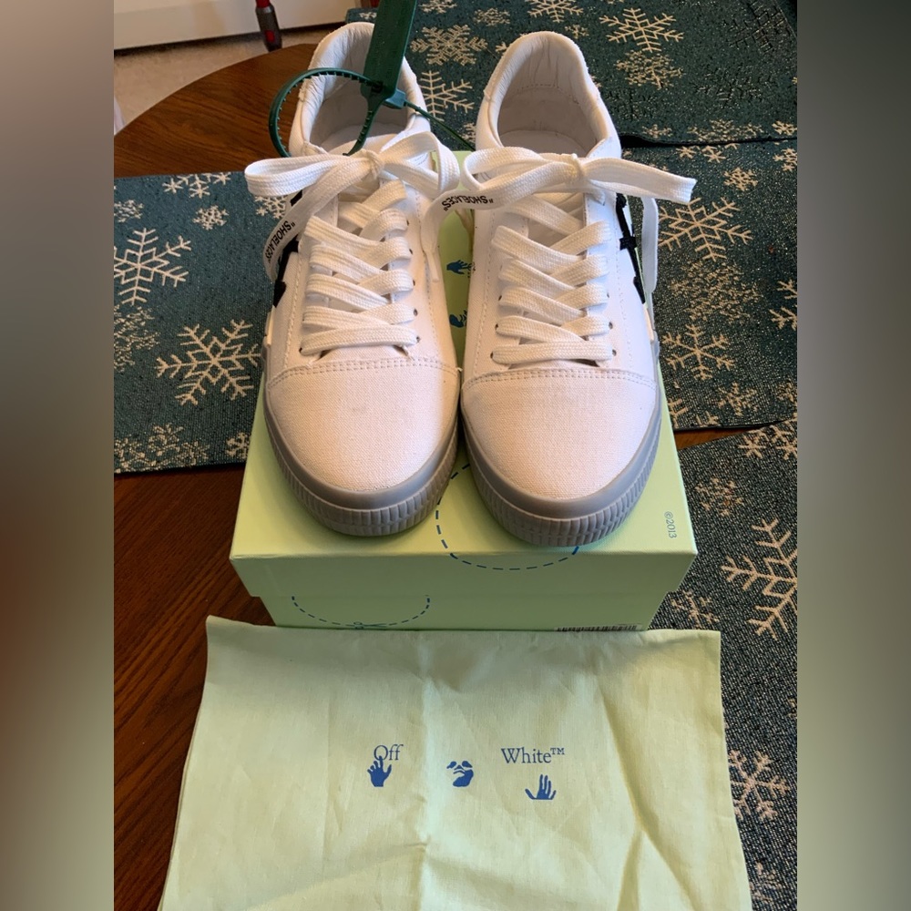 Women’s
Off-White
Vulcanized Low-Top Sneakers Size 10